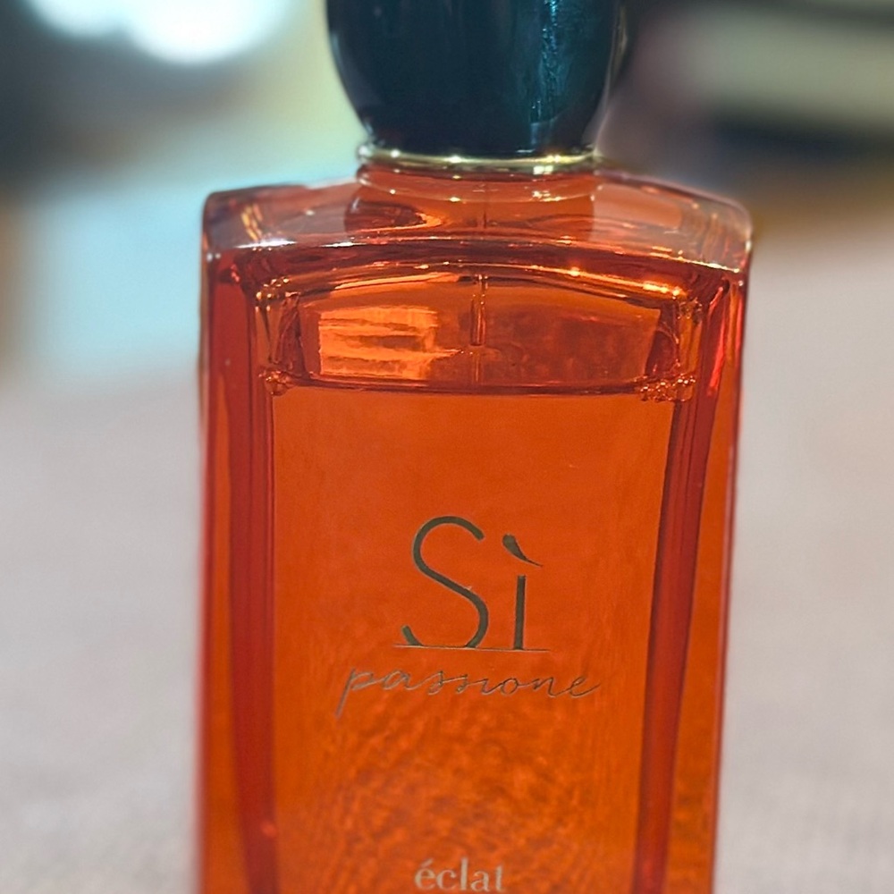 Giorgio Armani Eau de Parfum “Si”, “éclat passione”